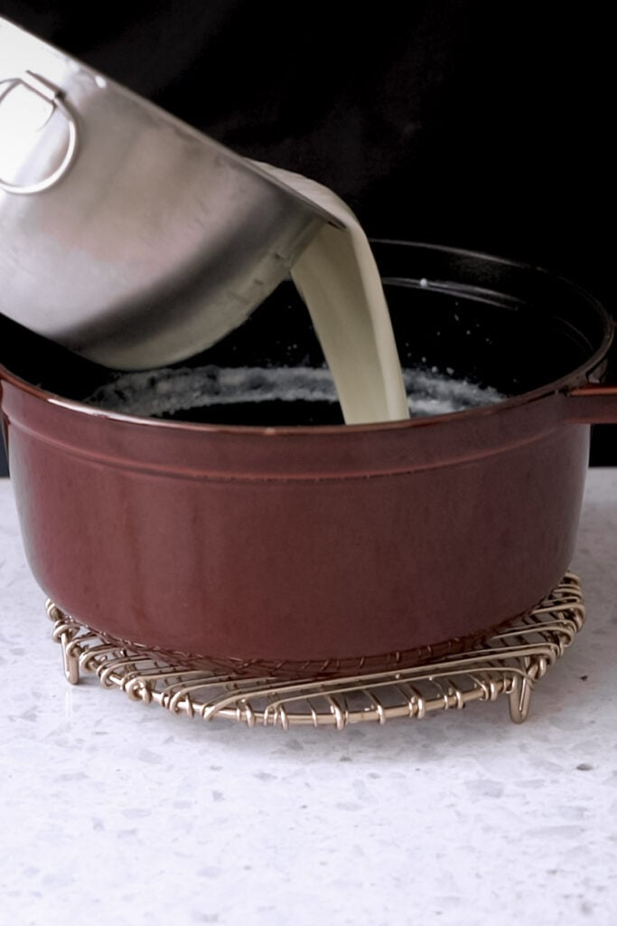  tirer le lait d'un bol dans une casserole