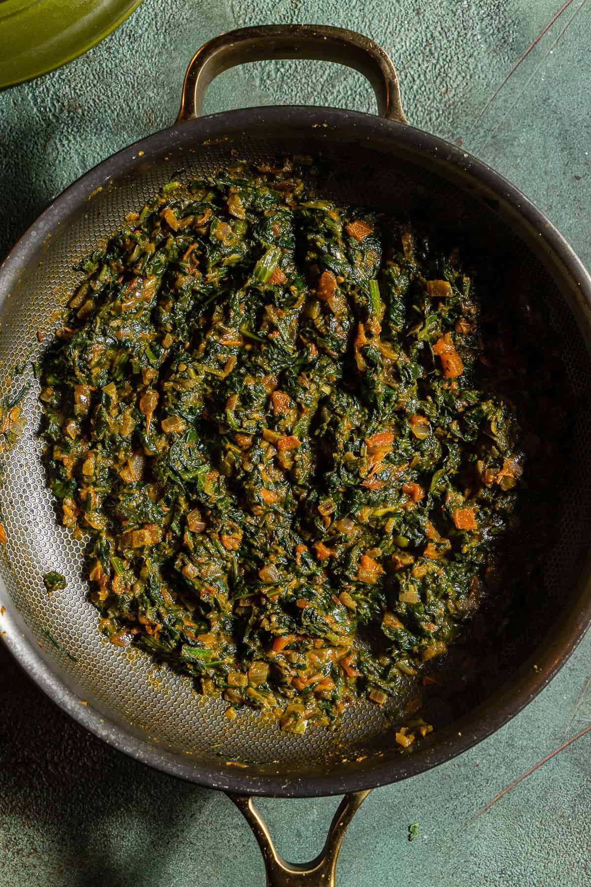 Cooked spinach tomato tadka in a pan.