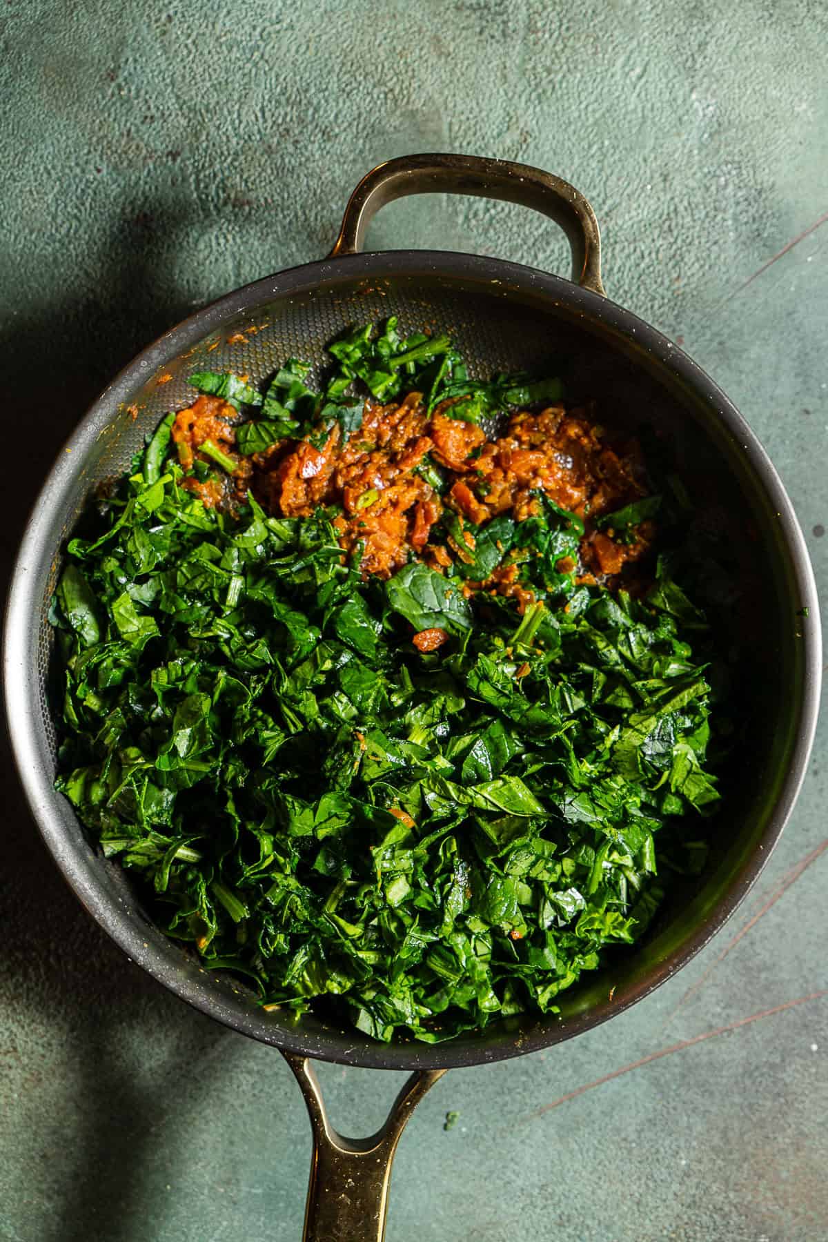 Chopped spinach tossed with tomato gravy.