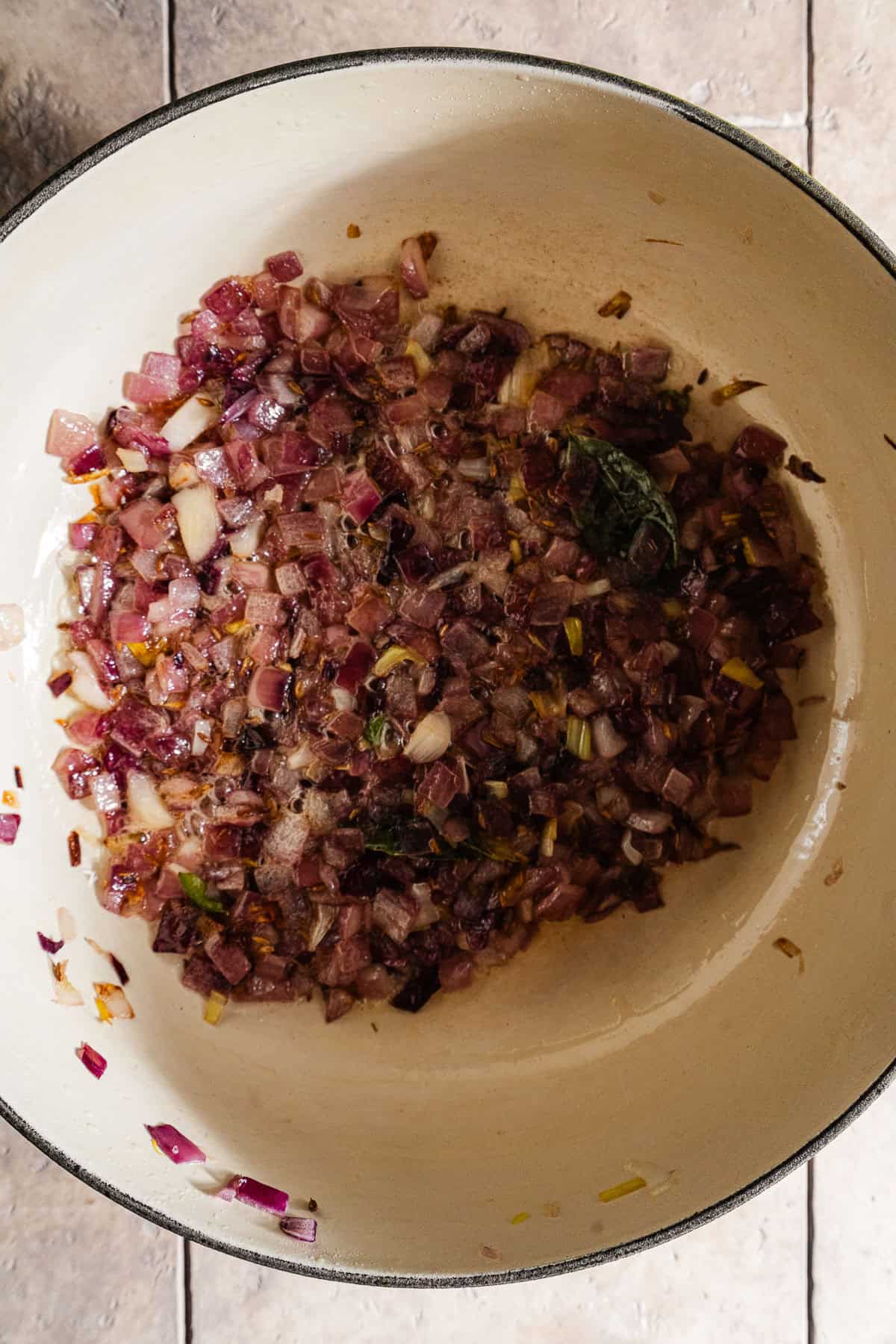 Fried red onions with a bay leaf.