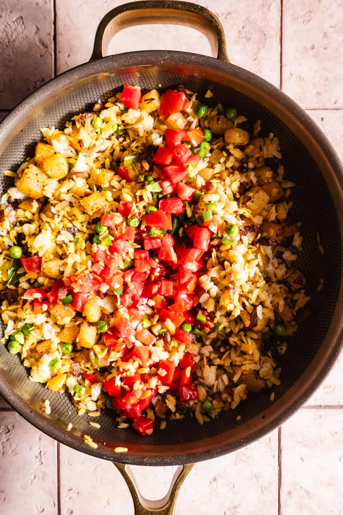Raw tomatoes in sauteed poha.